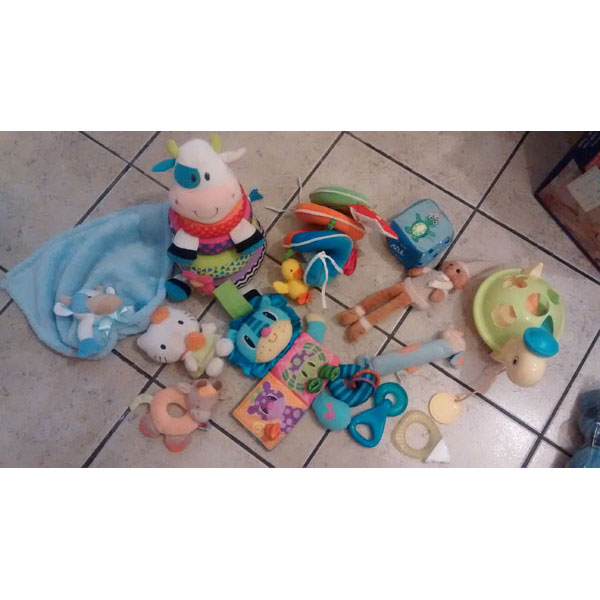 REGALO Lote de juguetes y peluches para bebé REGALO Lote de juguetes y peluches para bebé